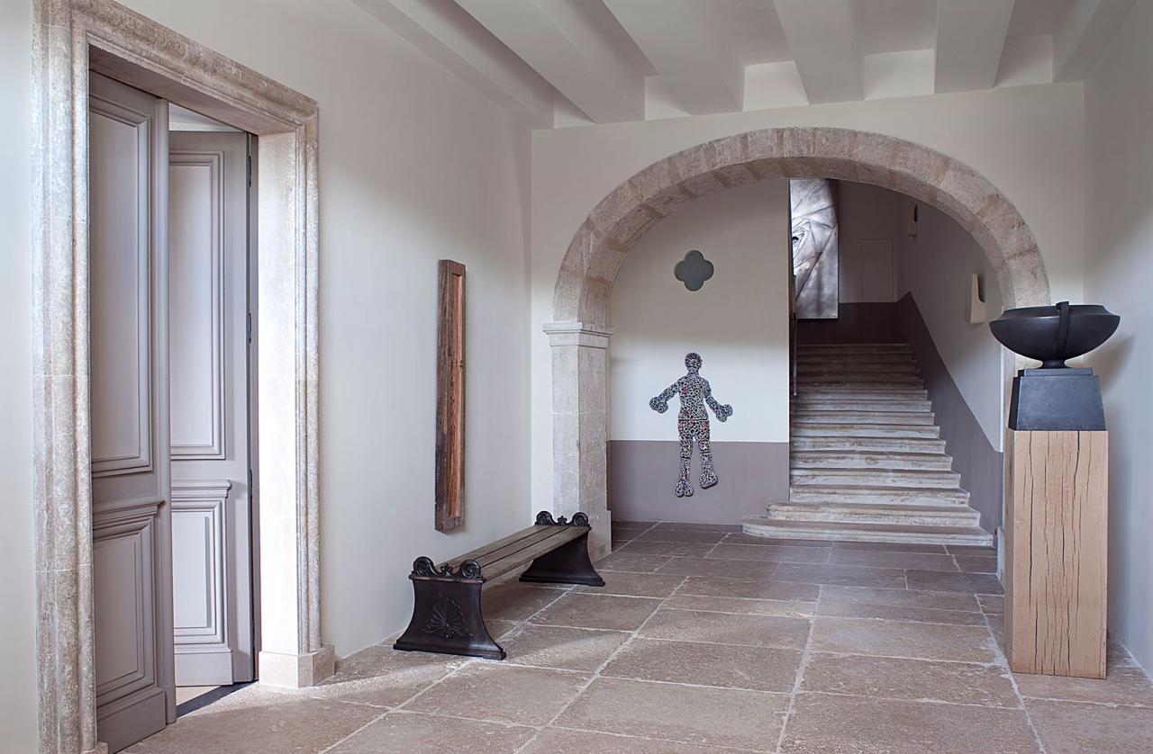 oval arched open stone entrance with low steps and the drawing of a child on the wall